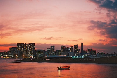 夜间城市天际线